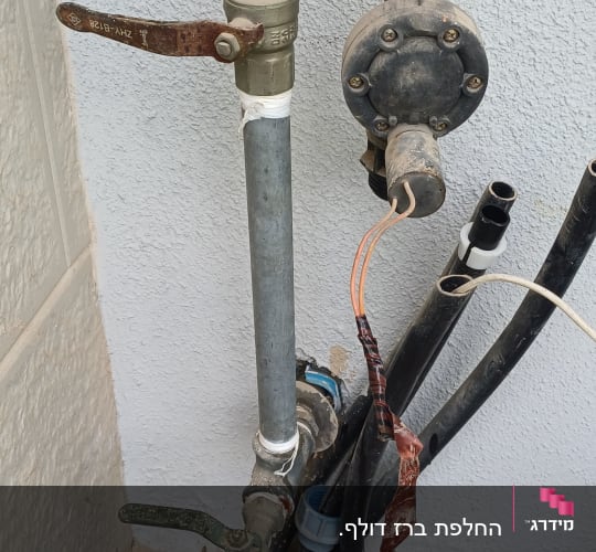 מערכת צנרת מים ושסתום חשמלי להשקיה על קיר חיצוני